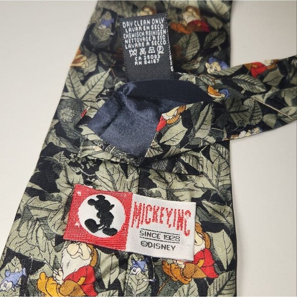 Vintage Disney Italian Silk Tie - Snow White’s Seven Dwarves Fishing In Greenery - Picture 5 of 6